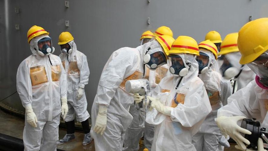 Photo publiée le 23 août 2013 par l'agence japonaise de régulation nucléaire montrant des inspecteurs à Fukushima