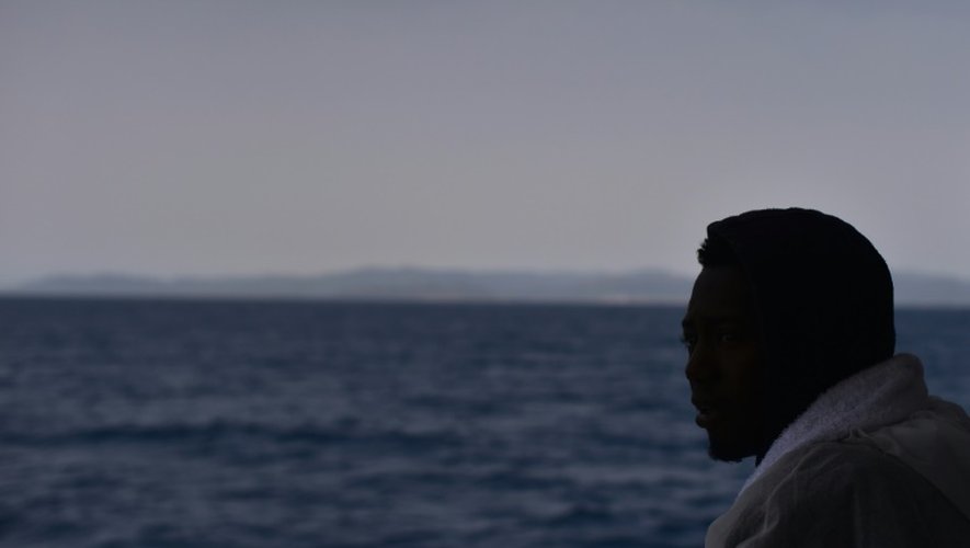 Un migrant secouru sur un bateau de sauvetage faisant route vers le  port italien de Cagliari, le 26 mai 2016