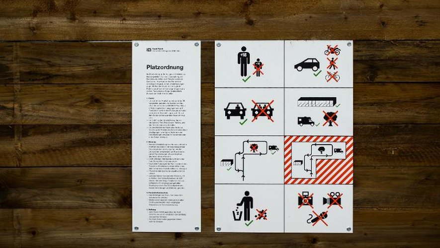 Les instructions, sous forme de pictogrammes, du premier drive-in consacré au sexe, à Zurich, le 14 août 2013