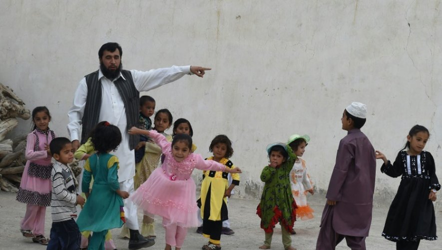 Le père de famille pakistanais Sardar Jan Mohammad Khilji entouré de certains de ces enfants à Quetta le 23 mars 2016