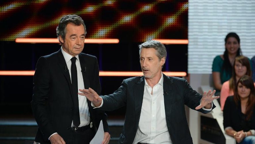 Antoine de Caunes (d) sur le plateau du "Grand Journal" de Canal+, le 27 juin 2013, aux côtés de Michel Denisot