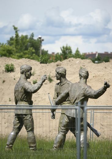 Des statues lors de la démolition du stade Ferenc-Puskas, le 1 juin 2016 à Budapest