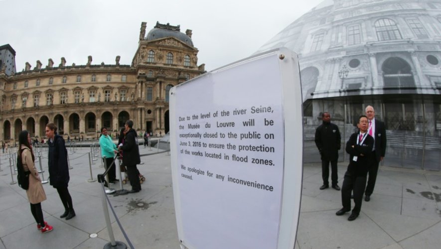 Une pancarte annonce la fermeture du musée du Louvre à Paris menacé par le débordement de la Seine, le 3 juin 2016