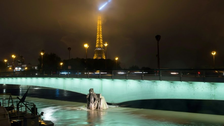 La Tour Eiffel et la statue du Zouave sous le pont de l'Alma à Paris, le 2 juin 2016