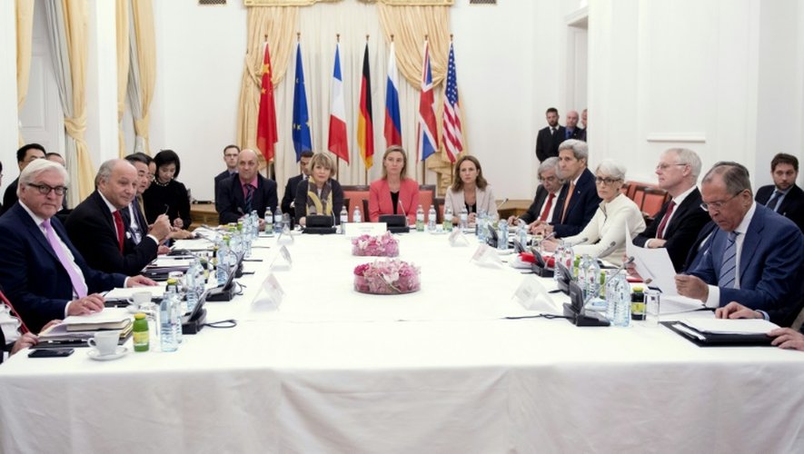 Table de négociations entre les grandes puissances et l'Iran pour parvenir à un accord sur le nucléaire iranien, à Vienne le 13 juillet 2015