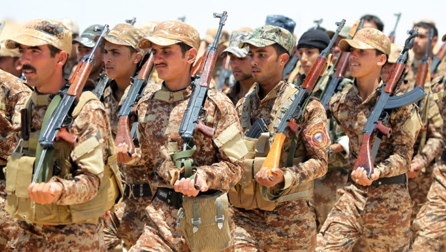 Des volontaires irakiens sunnites, alliés à l'armée irakienne contre le groupe Etat islamique, le 17 juin 2015 dans la province d'Al Anbar