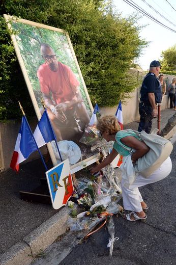 Une personne dépose des fleurs devant le portrait de Jacques Blondel à Marignane, le 26 août 2013