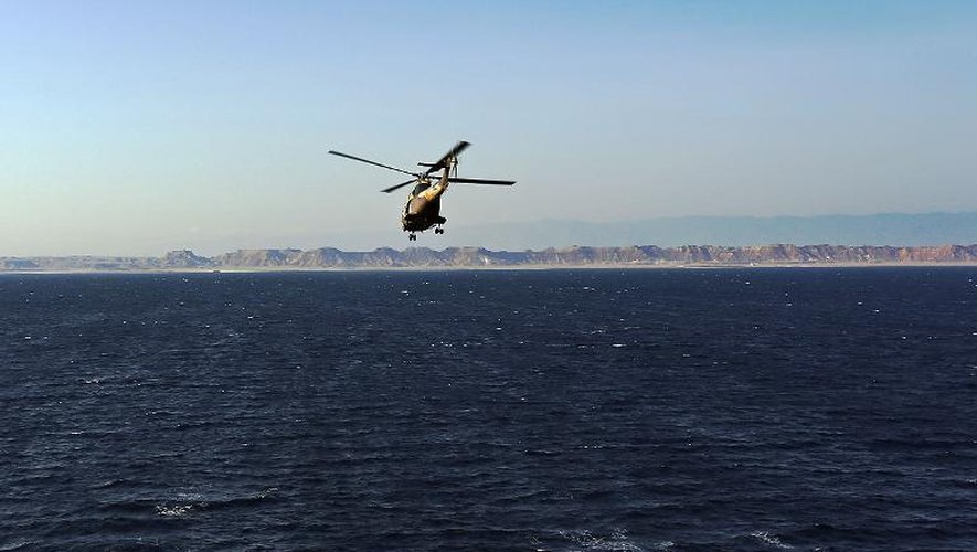 Un hélicoptère de l'armée française transportant des équipes attachées à la force navale de l'Union européenne ( EUNAVFOR-Somalia) se dirige vers Bossaso, sur la côte nord de la Somali, dans la région semi-autonome de Puntlan