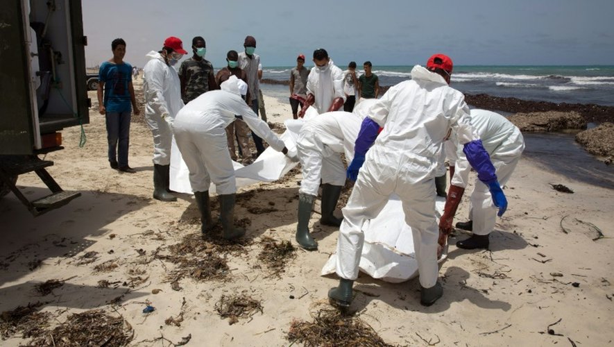 Des membres du Croissant rouge libyen recouvrent des corps de naufragés retrouvés sur les côtes près du port de Zuwarah (nord-ouest), le 2 juin 2016