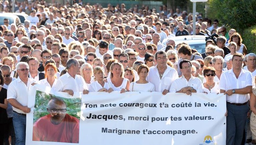 Des personnes participent à une marche rendant hommage à un homme tué qui a tenté de stopper deux braqueurs, le 26 août 2013 à Marignane (sud-est)
