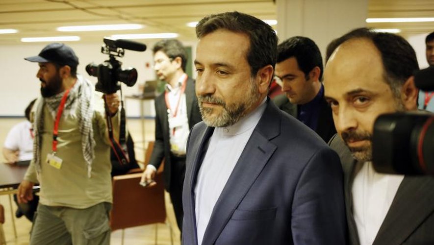 Abbas Araghchi (au centre), le négociateur en chef du nucléaire iranien, à Vienne le 16 mai 2014