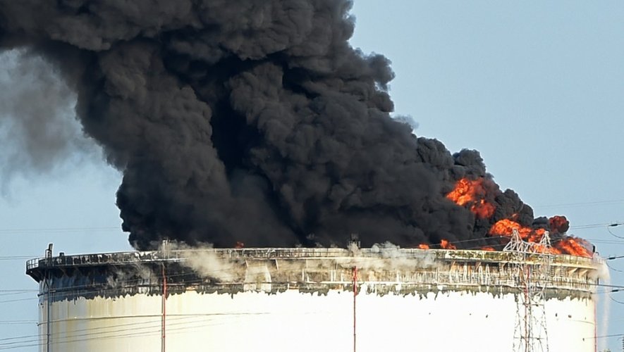 De la fumée s'échappe du site pétrochimique de LyondellBasell à Berre-l'Etang (près de Marseille), le 14 juillet 2015