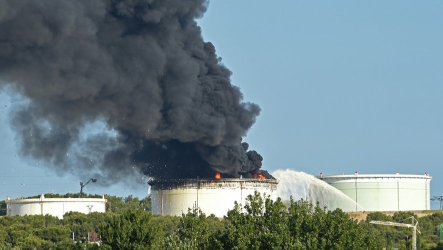La fumée s'échappe du site pétrochimique de LyondellBasell à Berre-l'Etang (près de Marseille), le 14 juillet 2015