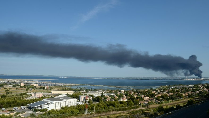 De la fumée s'échappe du site pétrochimique de LyondellBasell à Berre-l'Etang, dans les Bouches-du-Rhône, le 14 juillet 2015