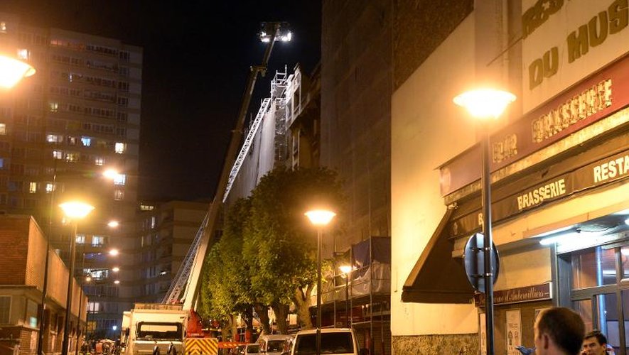 Les pompiers devant l'immeuble où un incendie s'est déclaré le 7 juin 2014 à Aubervilliers