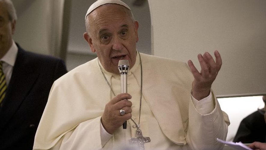 Le pape François à bord de l'avion le ramenant à Rome le 26 mai 2014 à l'issue d'un voyage au Proche-Orient