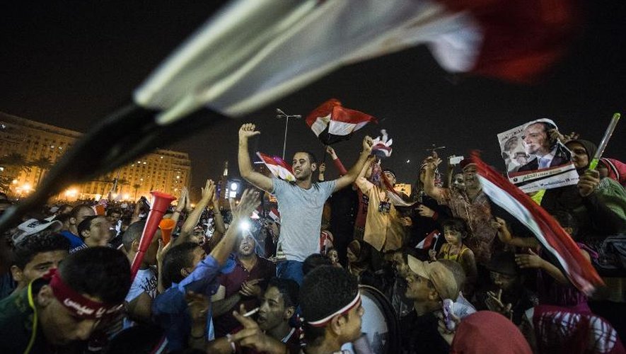 Les partisans d'Abdel Fattah al-Sisi manifestent leur joie au soir de la présidentielle le 3 juin 2014 place Tahrir au Caire