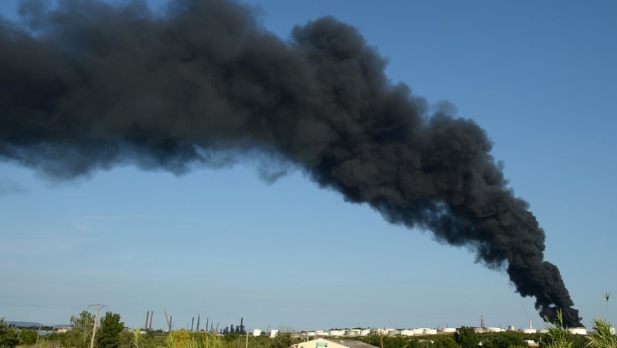 La fumée s'échappe du site pétrochimique de LyondellBasell à Berre-l'Etang (près de Marseille), le 14 juillet 2015