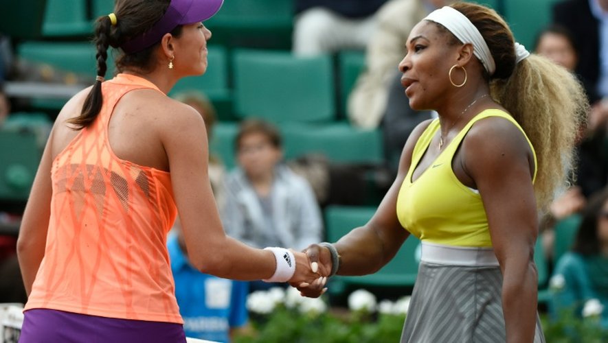Poignée de mains entre Serena Williams et l'Espagnole Garbiñe Muguruza, à l'issue de leur match à Roland-Garros, le 28 mai 2014