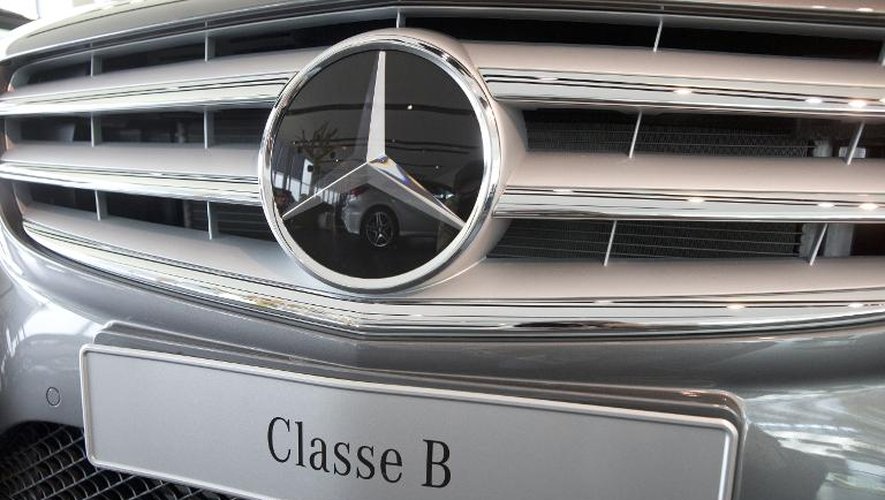La calandre avant d'une Mercedes Benz Classe B, le 22 août 2013 chez un concessionnaire de Rueil-Malmaison, près de Paris