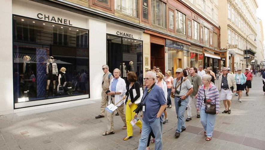 Des touristes passent devant une boutique Chanel le 22 août 2013 dans Kohlmarkt Street à Vienne
