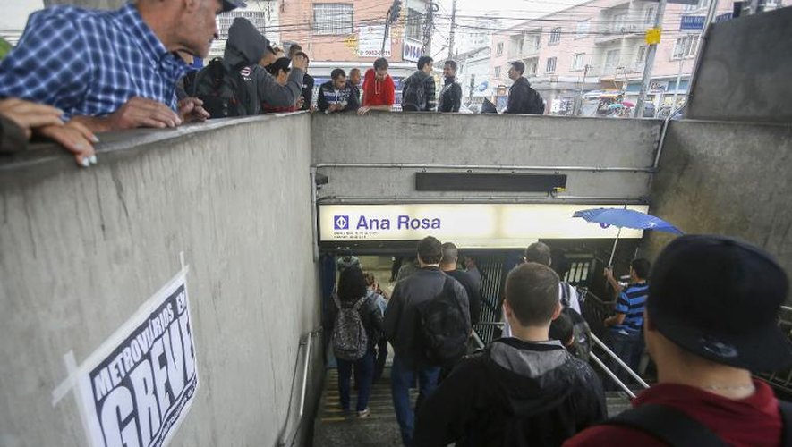 Des passagers à la station Ana Rosa touchée le 6 juin 2014 par une grève dans le métro
