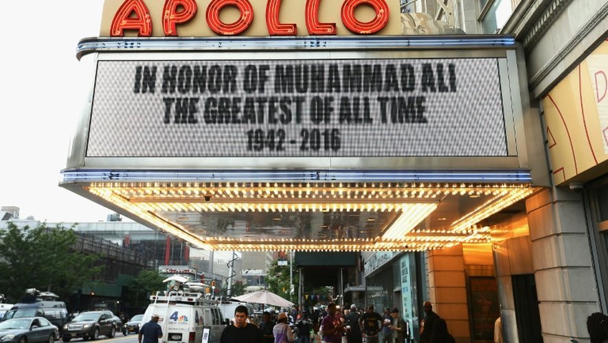 "En l'honneur de Mohammed Ali, le plus grand de tous les temps", lit-on sur la célèbre salle de concerts Apollo Theatre de New York le 4 juin 2016