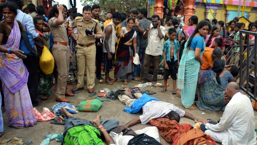 La foule rassemblée autour des victimes d'une bousculade au bord de la rivière Godavari, à 200 km de Hyderabad, en Inde, le 14 juillet 2015