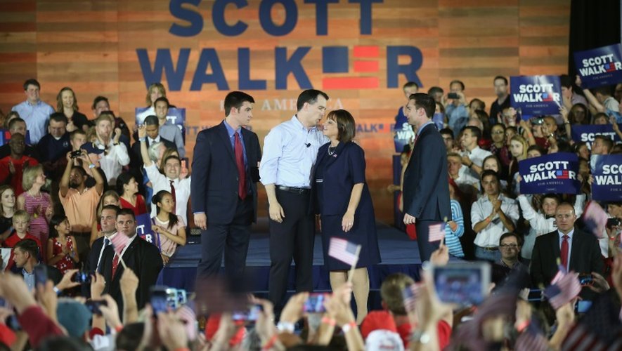 Le gouverneur Scott Walker avec sa femme Tonette et ses fils après l'annonce de sa course à l'investiture républicaine à Waukesha (Wisconsin), le 13 juillet 2015
