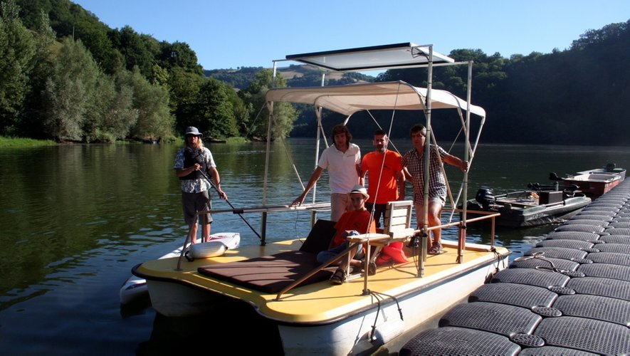 Toute l'équipe à bord du Solarb'Olt sur le lac de Castelnau-Lassouts.