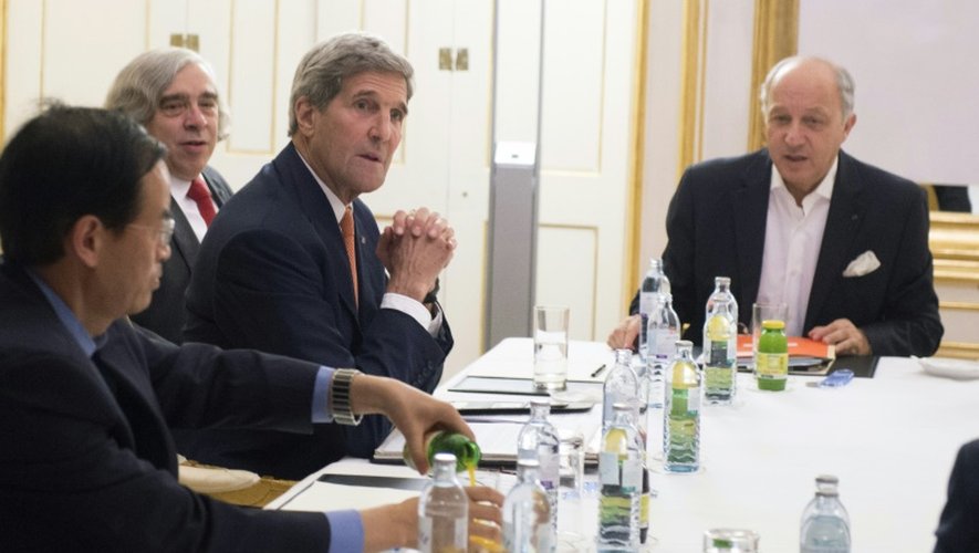 Le secrétaire d'Etat américain John Kerry (2e g), celui à l'Energie Ernest Moniz (3e g), le ministre français des Affaires étrangères Laurent Fabius (c), à la table des négociations à l'hôtel Cobourg à Vienne le 14 juillet 2015