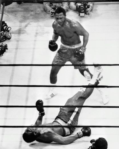 Joe Frazier garde son titre face à Mohamed Ali, à terre, le 8 mars 1971 au Madison Square Garden de New York