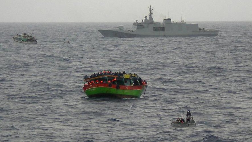 Image fournie par la marine italienne le 20 mai 2014 du sauvetage la veille d'un bateau plein de réfugiés, au large des côtes siciliennes le 19 mai 2014