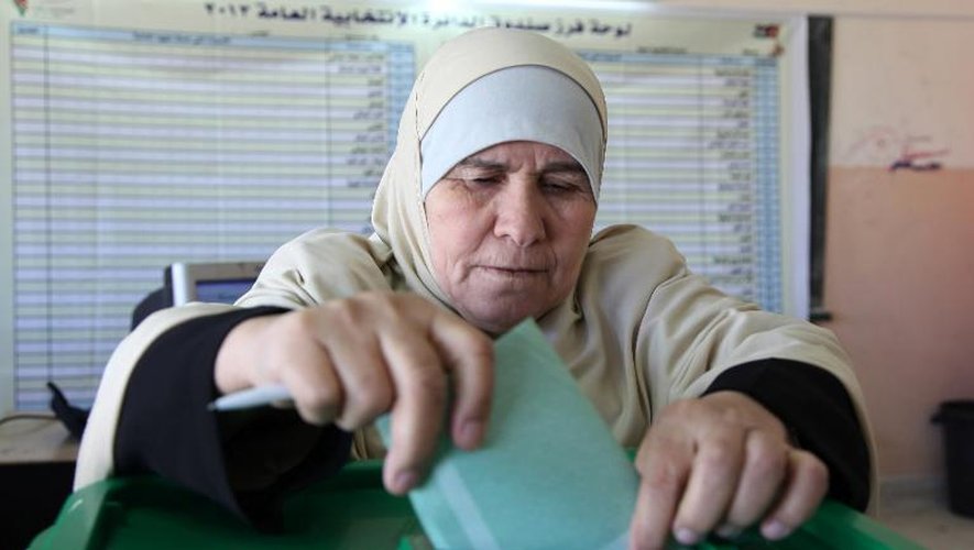 Vote d'une Jordanienne aux législatives le 23 janvier 2013 à Amman