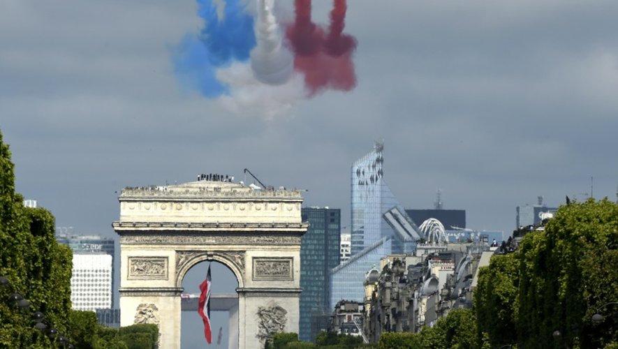 Les jets de la patrouille de France participent au défilé militaire du 14 juillet 2015, volant au dessus des Champs-Elysées