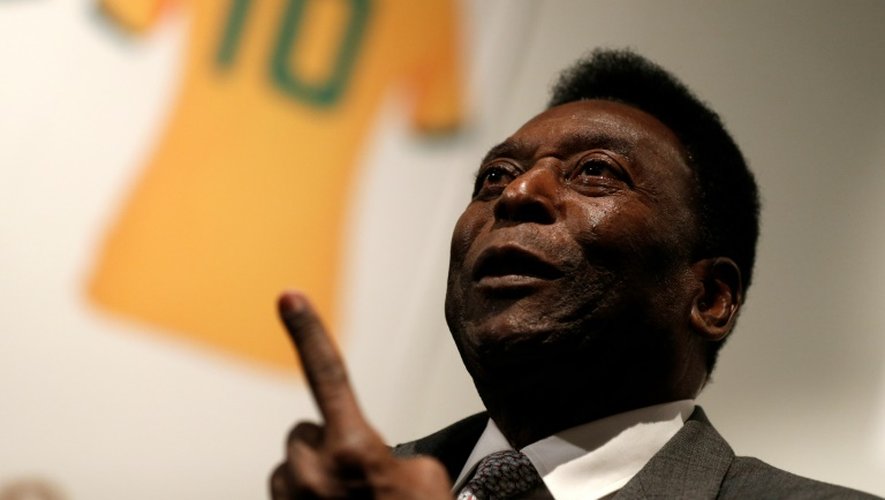 Le roi Pelé face aux reporters, le 1er juin 2016 à Londres