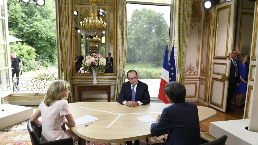 Le président français François Hollande (c) pendant la traditionnelle interview télévisée du 14 juillet 2015 à Paris
