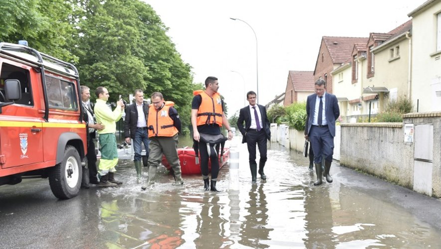Le Premier ministre Manuel Valls visite les zones inondées à Crosne dans la banlieue sud de Paris, le 4 juin 2016