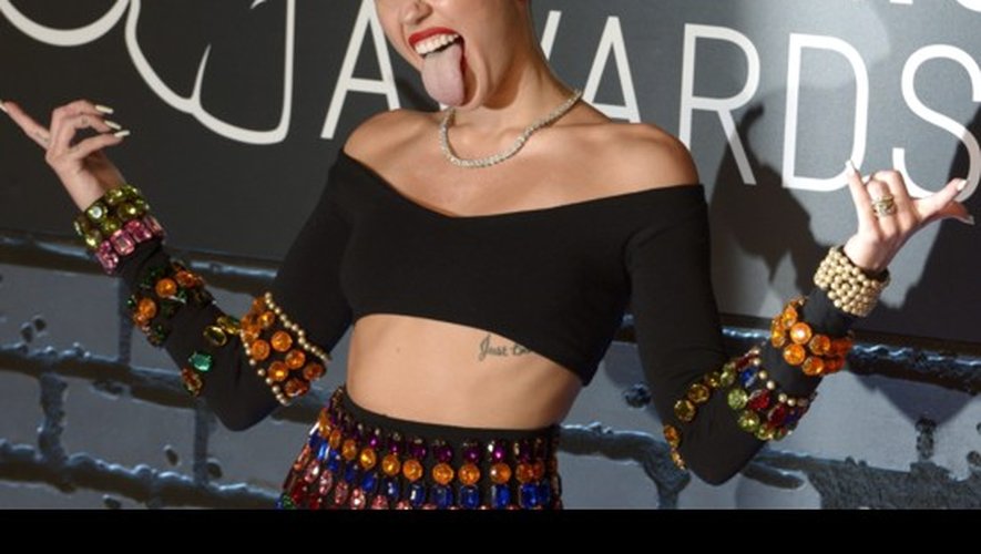 Miley Cyrus : prestation sexy ou porno aux MTV VMA 2013 ? Robin Thicke en colère contre l&#039;ex star Disney ! Vidéo et parodies !
