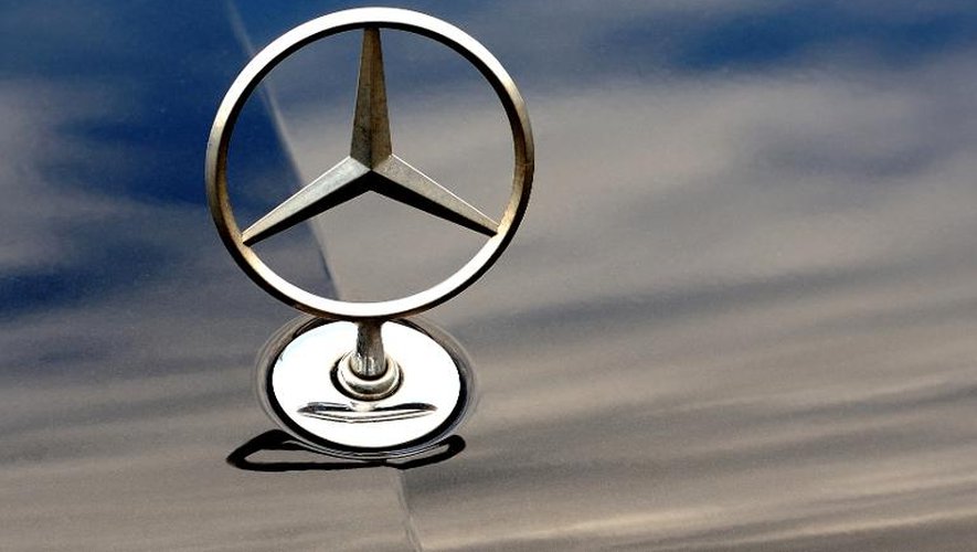 Le logo d'une voiture Mercedes