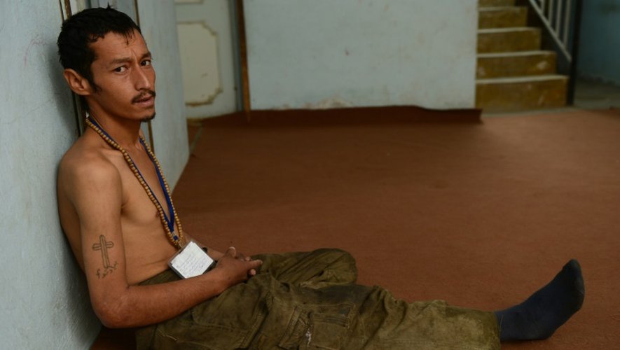 Un jeune drogué afghan est soigné dans un centre de traitement dans la prison principale de Hérat (ouest de l'Afghanistan), le 28 mai 2015