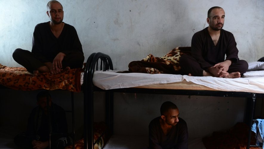 Des drogués afghans sont soignés dans un centre de traitement dans la principale prison de Hérat (ouest de l'Afghanistan), le 28 mai 2015