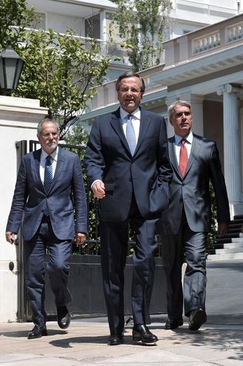 Le Premier ministre grec Antonis Samaras (c) accompagnés de ses conseillers, le 27 août 2013 à Athènes