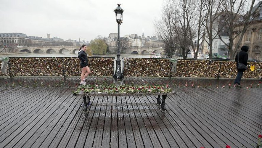 Le grillage du Pont des Arts à Paris, recouvert de "cadenas d'amour"