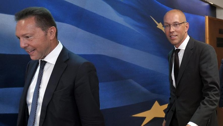 Jörg Asmussen (d), membre du directoire de la Banque centrale européenne (BCE), derrière le ministre grec des Finances Yannis Stournaras avant une conférence de presse, le 21 août 2013 à Athènes