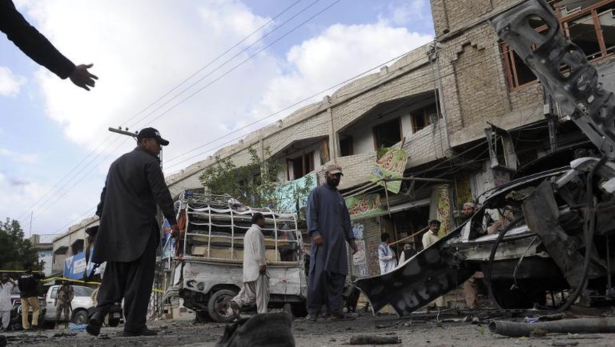 Des policiers pakistanais inspectent le site d'une explosion à la bombe à Quetta le 8 mai 2014