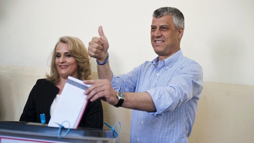 Le Premier ministre kosovar Hashim Thaçi vote avec sa femme Lumnije à Pristina le 8 juin 2014