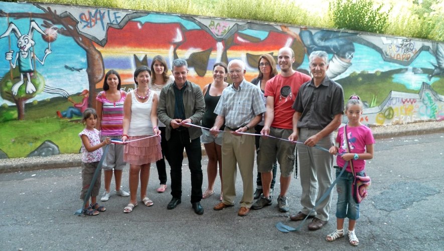 Artistes et élus ont coupé le ruban devant la fresque réalisée sur le mur de la MJC de Luc-la-Primaube.