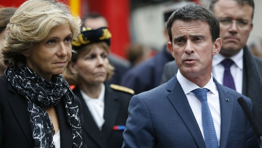 Le Premier ministre Manuel Valls et la présidente de la Région Ile-de-France Valérie Pécresse visitent le 3 juin 2016 Longjumeau (Essonne), où des habitants ont dû être évacués après les inondations