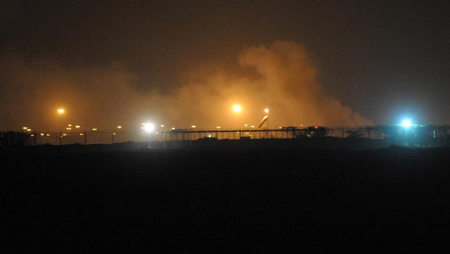 La fumée sort d'un terminal de l'aéroport de Karachi après une attaque le 9 juin 2014
